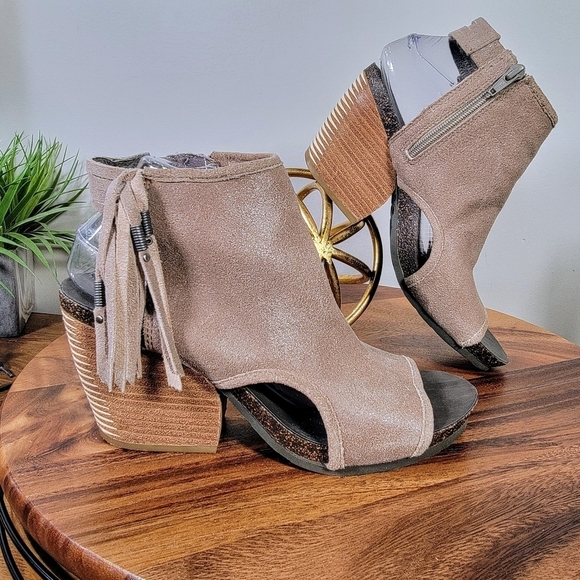 OTBT Free Spirit Taupe Leather Open-Toe Booties with Fringe Block Heel Size 6.5 - Picture 16 of 17